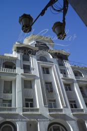 Image du Maroc Professionnelle de  Une des façades les plus représentatives de l’architecture du début du XXème siècle située sur le boulevard Mohamed V, cette construction monumentale de Marius Boyer (1922), " Immeuble du Glaoui ", Bd Mohammed V,  marque sa présence avec ses superbes tourelles couvertes de zelliges, Vendredi 22 Juin 2012. (Photo / Abdeljalil Bounhar)